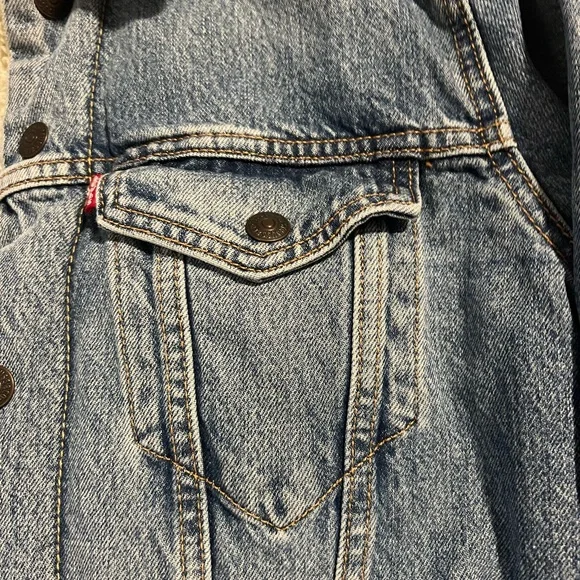 Levi’s Sherpa Trucker Distressed Wash Denim Jacket M - Picture 9 of 16